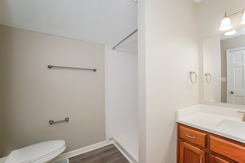 1,845/Mo, 5404 Helena Ave Indianapolis, IN 46237 Main Bathroom View 2