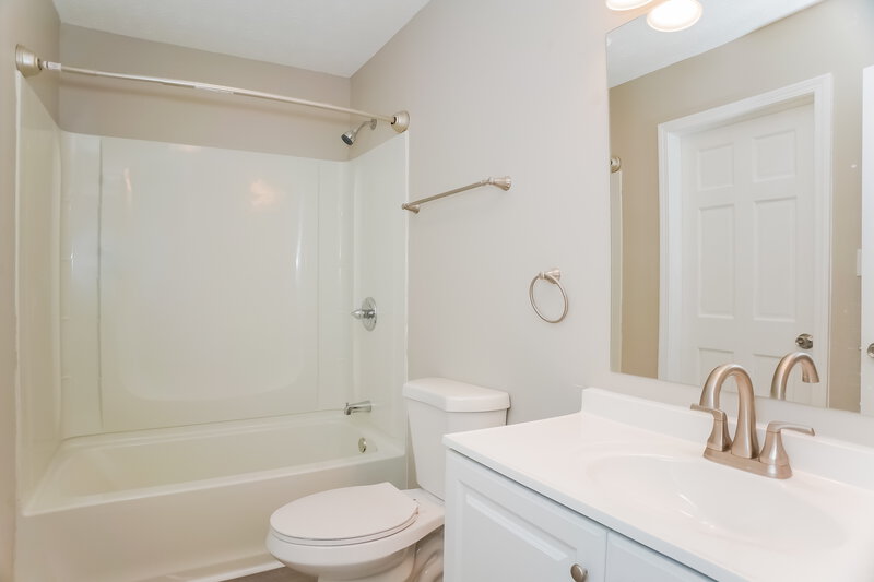 1,845/Mo, 5404 Helena Ave Indianapolis, IN 46237 Bathroom View
