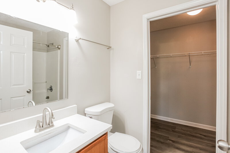 1,915/Mo, 1312 River Ridge Dr Brownsburg, IN 46112 Main Bathroom View