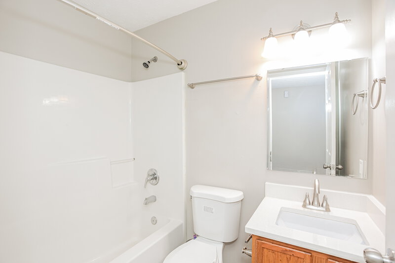 1,915/Mo, 1312 River Ridge Dr Brownsburg, IN 46112 Bathroom View