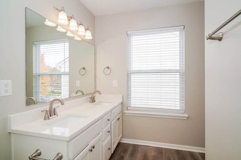 1,785/Mo, 7405 Carnation Lane Indianapolis, IN 46214 Main Bathroom View