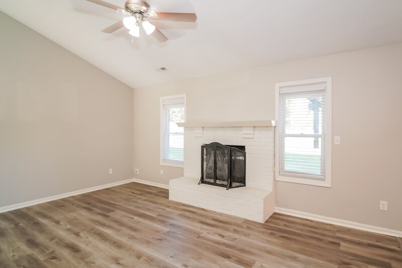 1,810/Mo, 6726 Oak Lake Dr Indianapolis, IN 46214 Family Room View 2