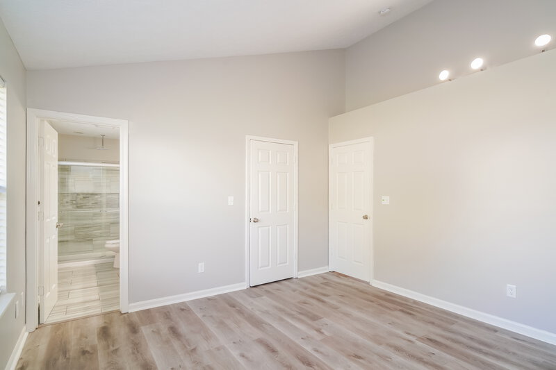 1,810/Mo, 6726 Oak Lake Dr Indianapolis, IN 46214 Main Bedroom View