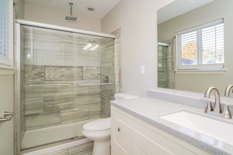 1,810/Mo, 6726 Oak Lake Dr Indianapolis, IN 46214 Main Bathroom View