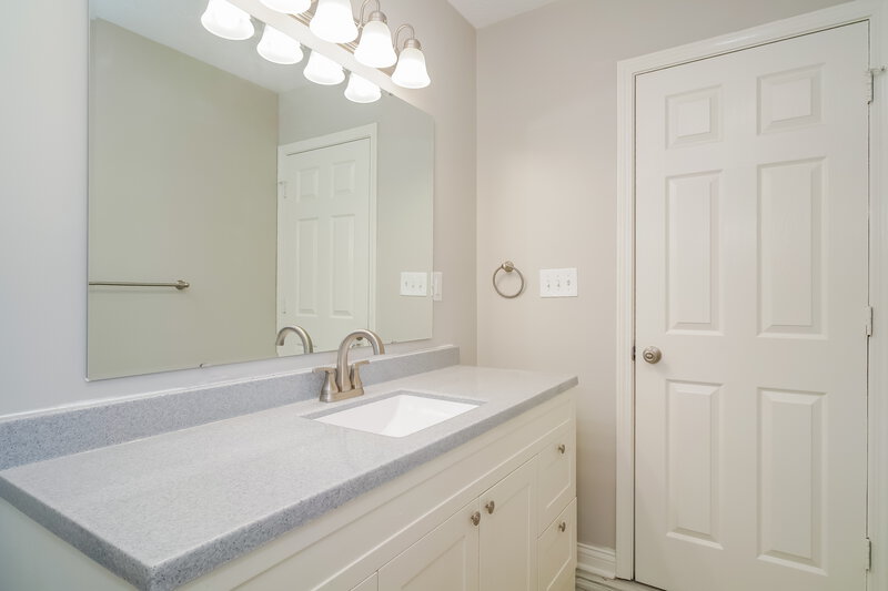 1,810/Mo, 6726 Oak Lake Dr Indianapolis, IN 46214 Bathroom View