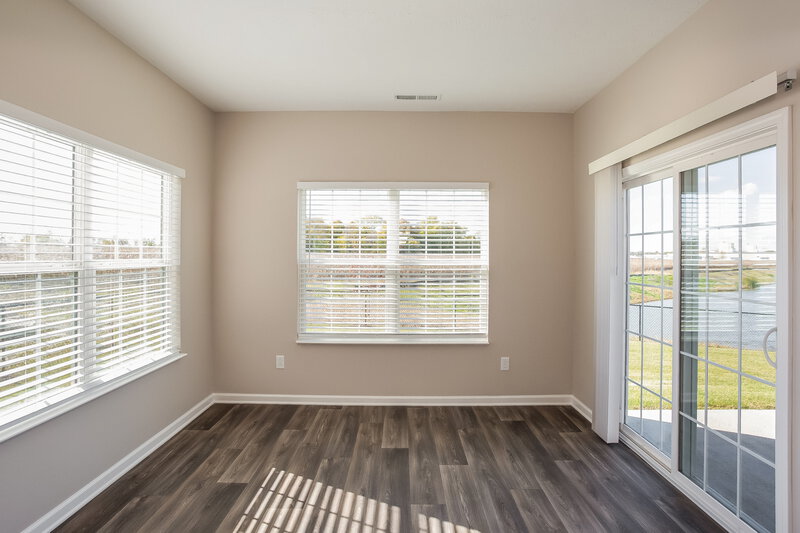 1,605/Mo, 386 Thunderwood Dr Greenfield, IN 46140 Sun Room View