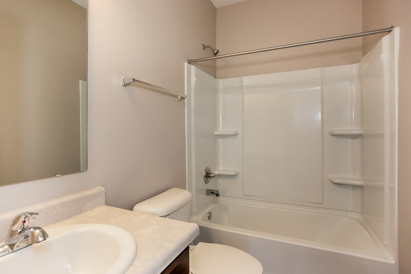 1,605/Mo, 386 Thunderwood Dr Greenfield, IN 46140 Bathroom View