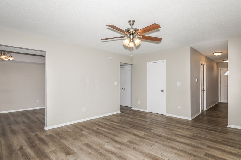 1,920/Mo, 6539 Townsend Way Indianapolis, IN 46268 Living Room View 3