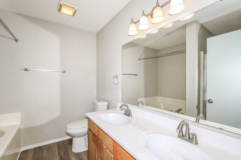 1,920/Mo, 6539 Townsend Way Indianapolis, IN 46268 Main Bathroom View