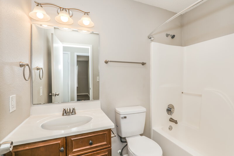 1,920/Mo, 6539 Townsend Way Indianapolis, IN 46268 Bathroom View