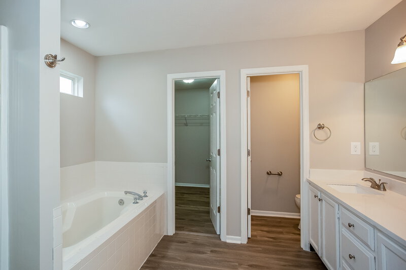 2,185/Mo, 756 Rose Lane Brownsburg, IN 46112 Main Bathroom View
