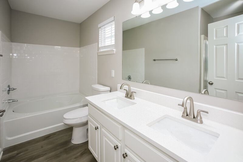 2,740/Mo, 221 Pennwood Ln Brownsburg, IN 46112 Main Bathroom View