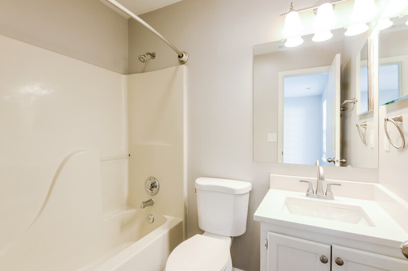 1,900/Mo, 5724 Blackley Ln Indianapolis, IN 46254 Main Bathroom View