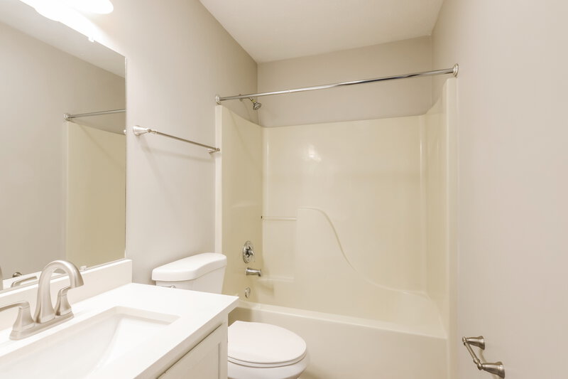1,900/Mo, 5724 Blackley Ln Indianapolis, IN 46254 Bathroom View