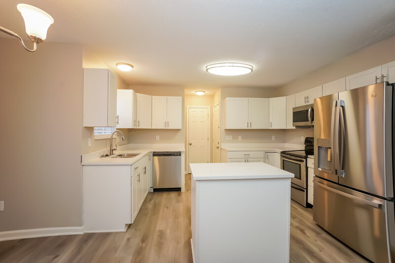 2,210/Mo, 776 West St Whiteland, IN 46184 Kitchen View 2