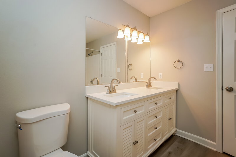 2,210/Mo, 776 West St Whiteland, IN 46184 Main Bathroom View