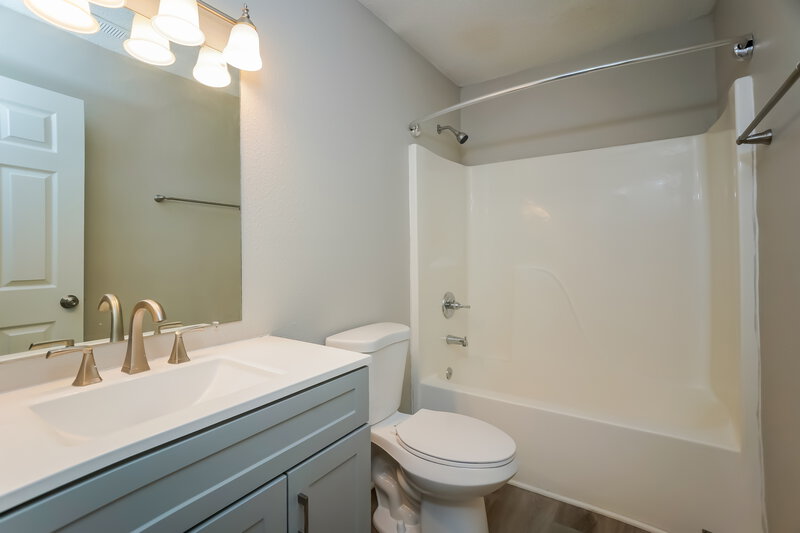 2,210/Mo, 776 West St Whiteland, IN 46184 Bathroom View