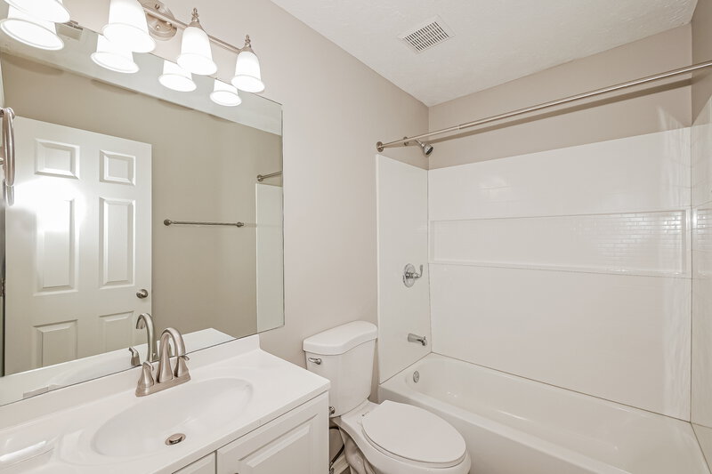 1,840/Mo, 509 Village Blvd Mooresville, IN 46158 Bathroom View