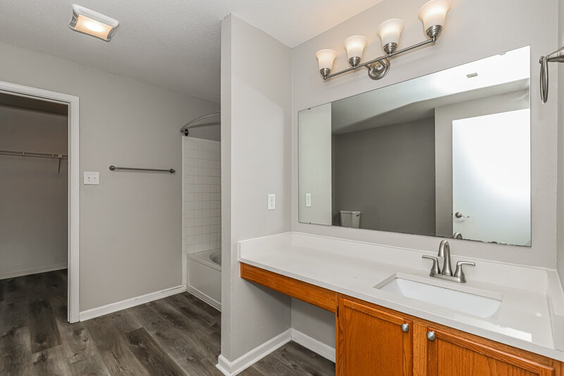 2,230/Mo, 333 Sunburst Ln Greenwood, IN 46143 Main Bathroom View