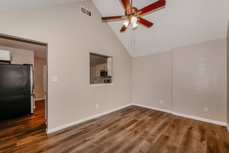 1,870/Mo, 450 Southgate Dr Greenwood, IN 46143 Living Room View 3