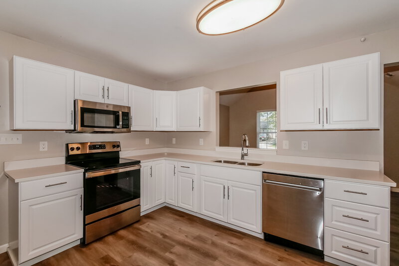 1,870/Mo, 450 Southgate Dr Greenwood, IN 46143 Kitchen View 2