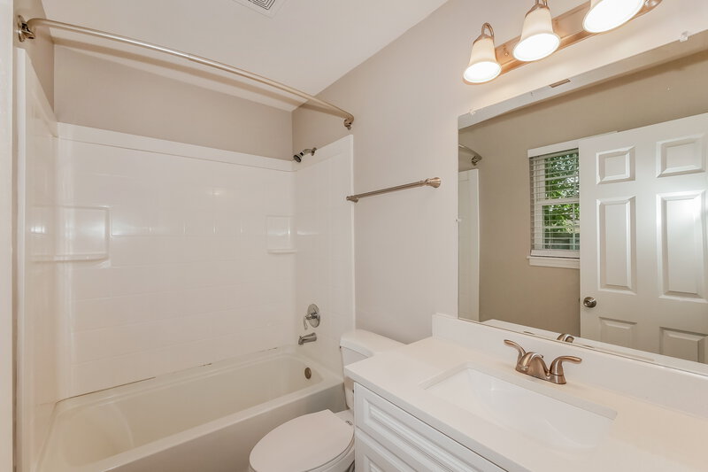1,870/Mo, 450 Southgate Dr Greenwood, IN 46143 Main Bathroom View