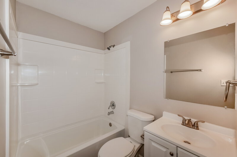 1,870/Mo, 450 Southgate Dr Greenwood, IN 46143 Bathroom View