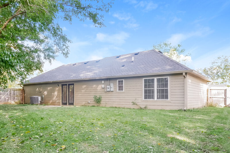 1,870/Mo, 450 Southgate Dr Greenwood, IN 46143 Rear View