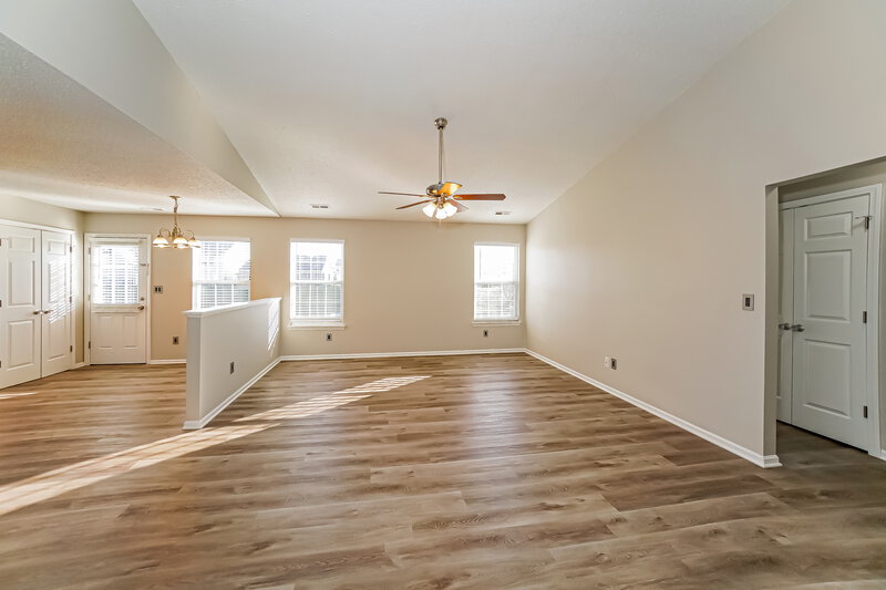 2,460/Mo, 5323 Melbourne Rd Indianapolis, IN 46228 Living Room View 2