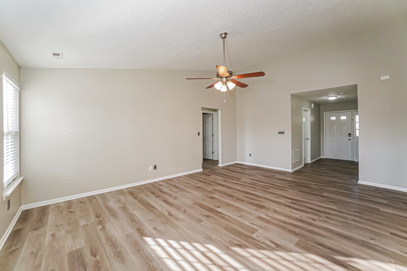 2,460/Mo, 5323 Melbourne Rd Indianapolis, IN 46228 Living Room View 4