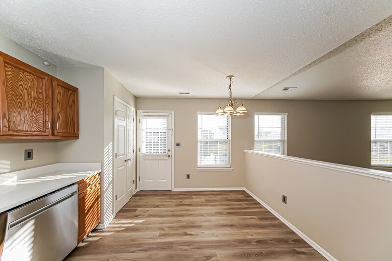 2,460/Mo, 5323 Melbourne Rd Indianapolis, IN 46228 Living Room View 5