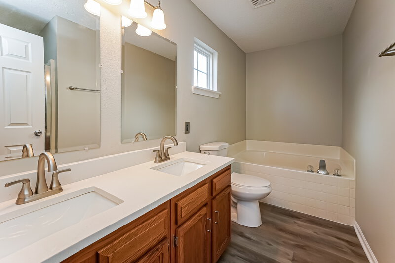 2,460/Mo, 5323 Melbourne Rd Indianapolis, IN 46228 Main Bathroom View