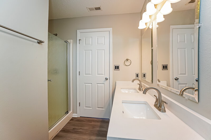 2,460/Mo, 5323 Melbourne Rd Indianapolis, IN 46228 Main Bathroom View 2