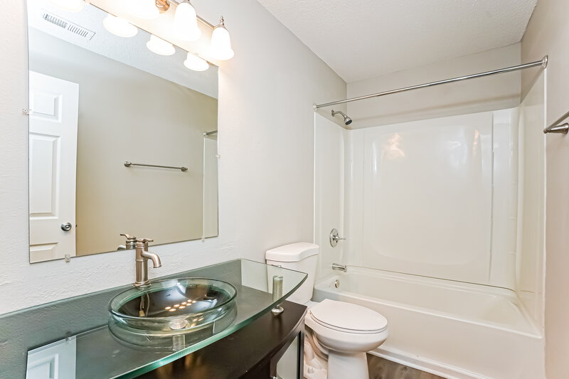 2,460/Mo, 5323 Melbourne Rd Indianapolis, IN 46228 Bathroom View