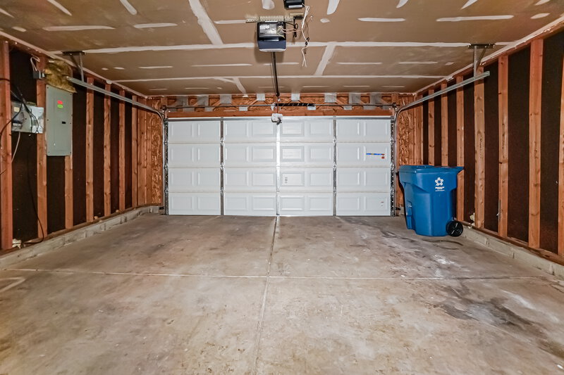 2,460/Mo, 5323 Melbourne Rd Indianapolis, IN 46228 Garage View