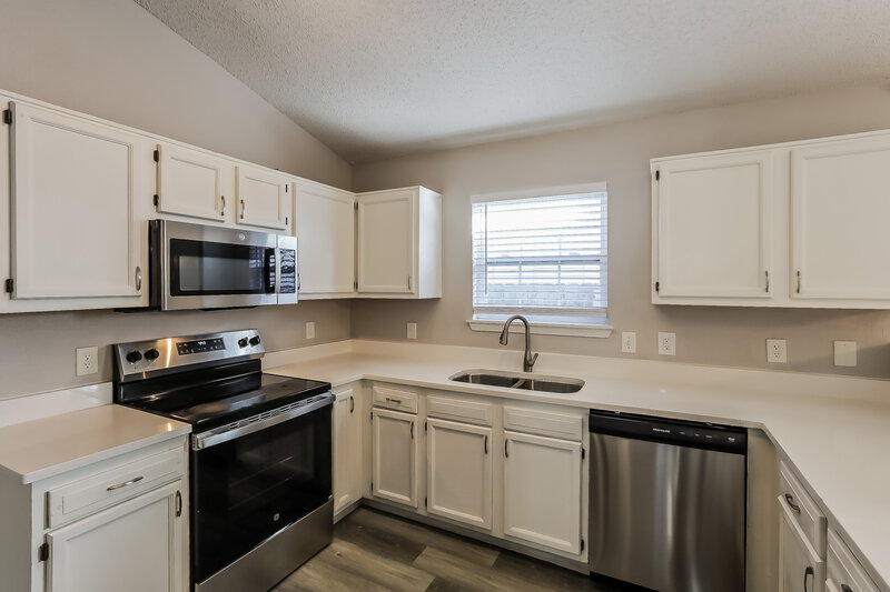 1,815/Mo, 4312 Village Trace Dr Indianapolis, IN 46254 Kitchen View