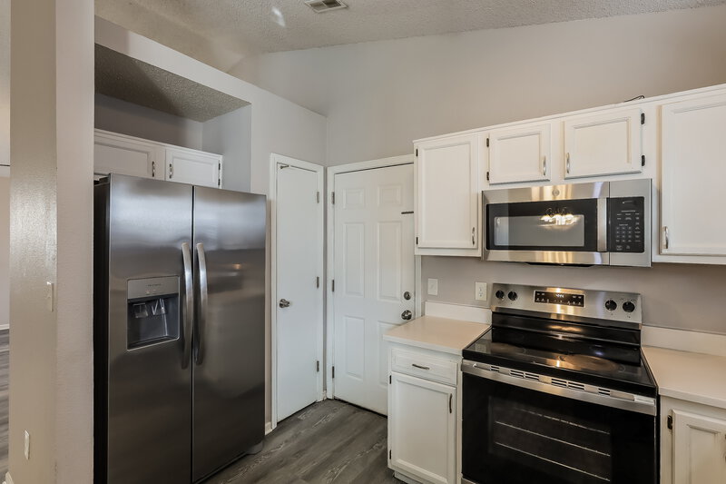 1,815/Mo, 4312 Village Trace Dr Indianapolis, IN 46254 Kitchen View 2