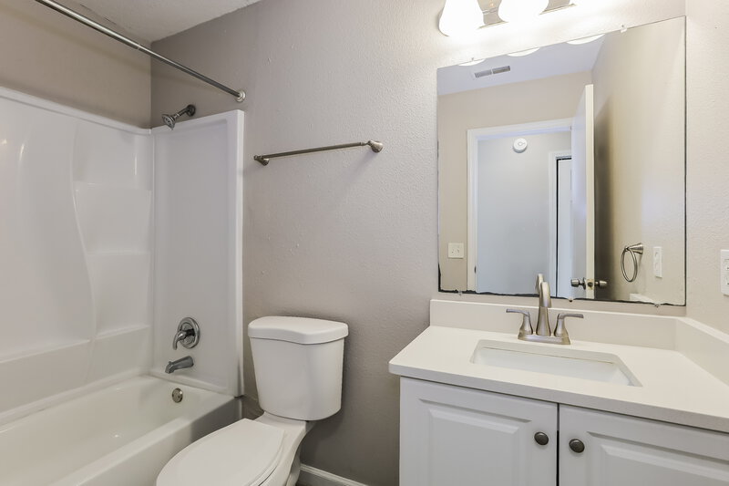 1,815/Mo, 4312 Village Trace Dr Indianapolis, IN 46254 Bathroom View