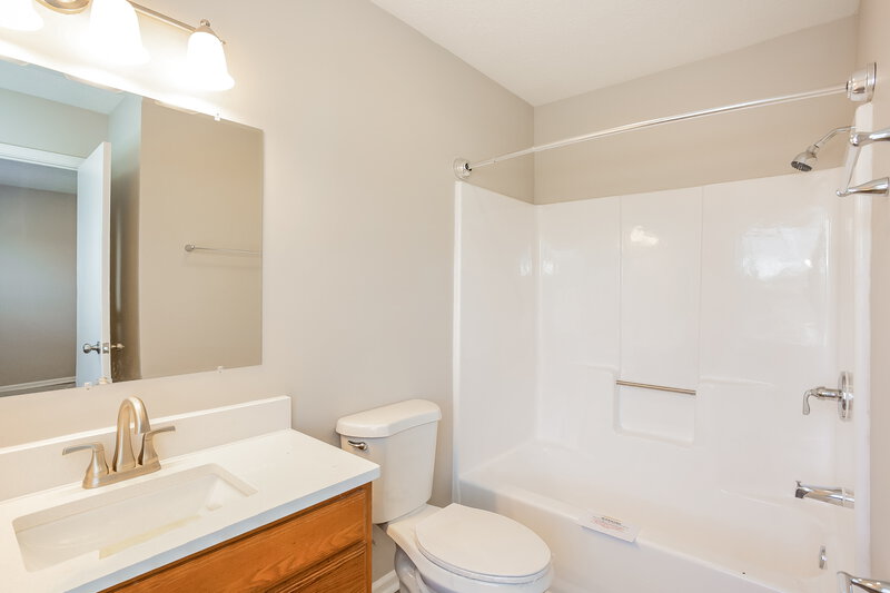 1,865/Mo, 8030 Woodgate Ct Indianapolis, IN 46268 Main Bathroom View