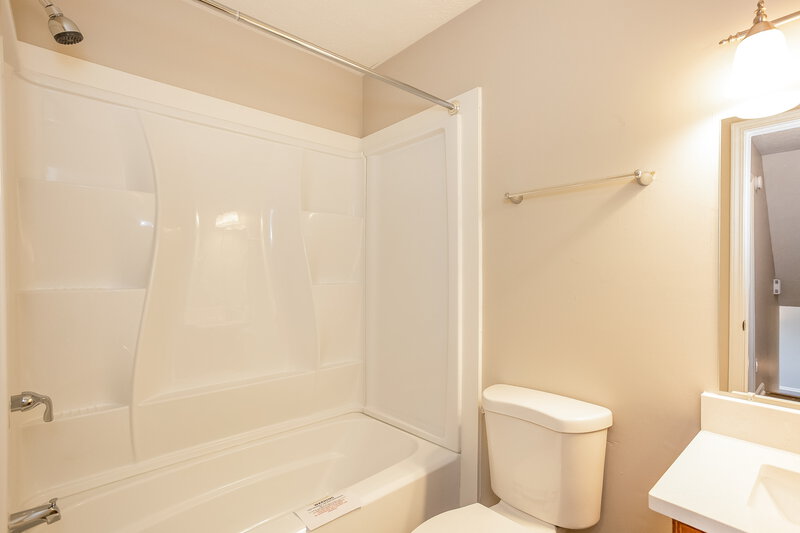 1,865/Mo, 8030 Woodgate Ct Indianapolis, IN 46268 Bathroom View