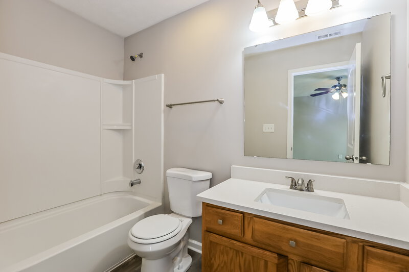 1,582/Mo, 11409 Cuyahoga Dr Indianapolis, IN 46235 Main Bathroom View