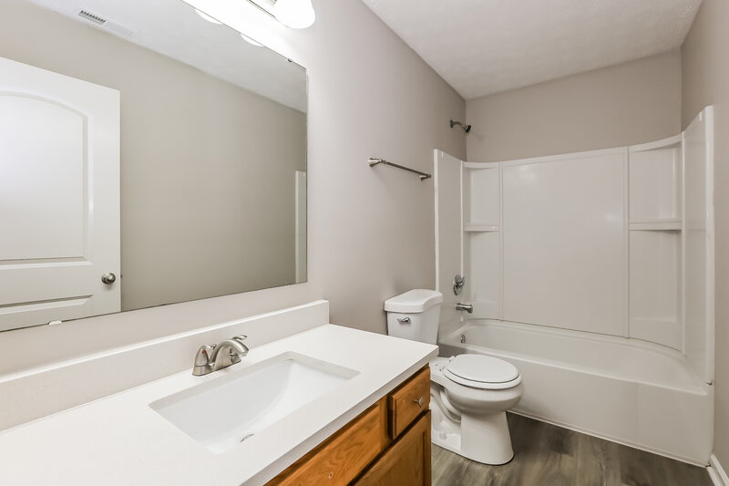 1,582/Mo, 11409 Cuyahoga Dr Indianapolis, IN 46235 Bathroom View