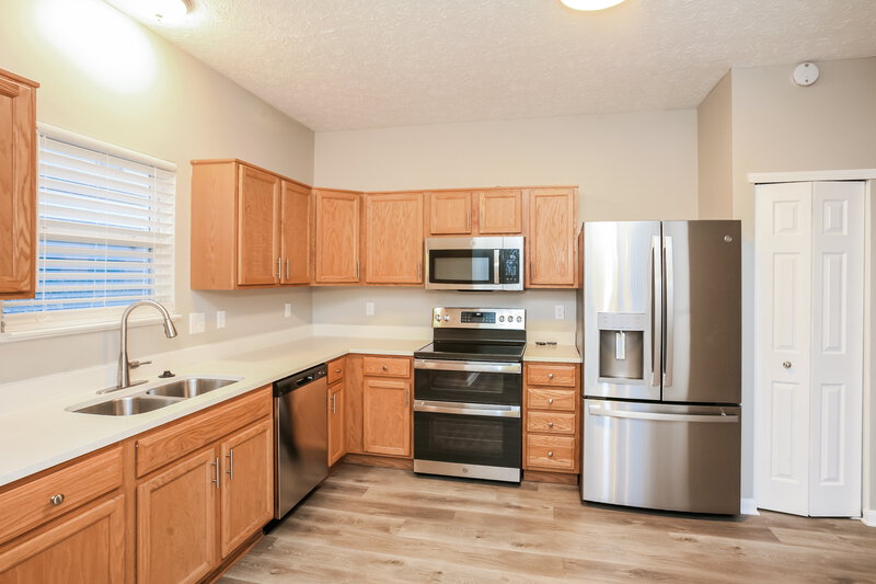 1,830/Mo, 3016 Limber Pine Dr Whiteland, IN 46184 Kitchen View 2