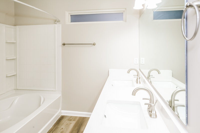 1,830/Mo, 3016 Limber Pine Dr Whiteland, IN 46184 Main Bathroom View
