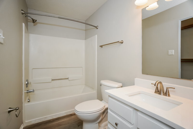 1,685/Mo, 3018 Everbloom Way Indianapolis, IN 46217 Main Bathroom View