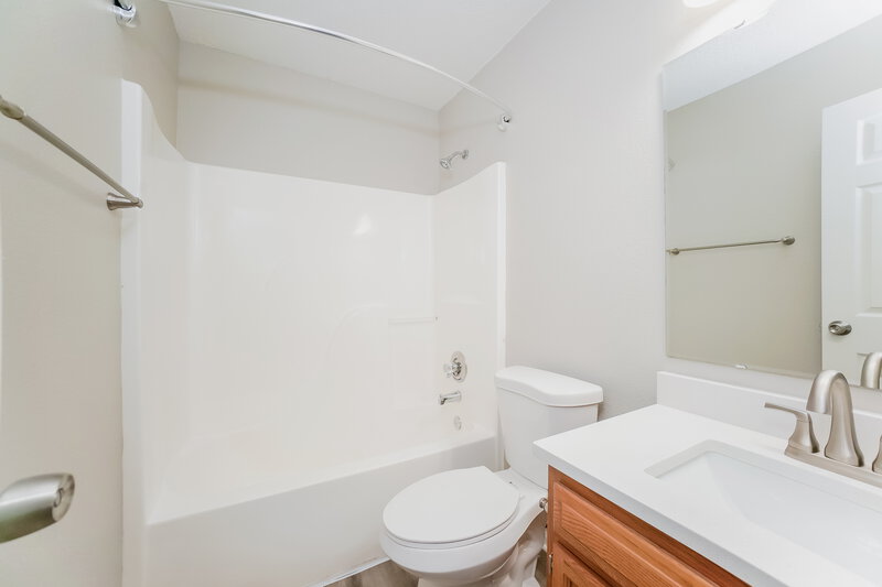 1,865/Mo, 19219 Prairie Crossing Dr Noblesville, IN 46062 Main Bathroom View