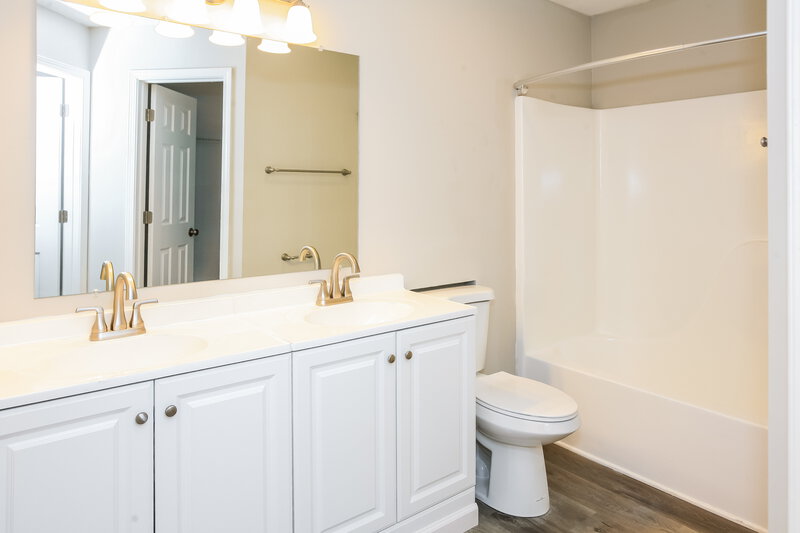 1,575/Mo, 147 Fountain Dr Mooresville, IN 46158 Main Bathroom View