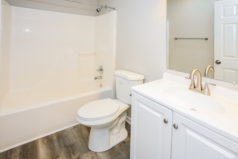 1,575/Mo, 147 Fountain Dr Mooresville, IN 46158 Bathroom View