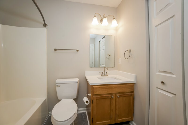 2,075/Mo, 5959 Gadsen Dr Plainfield, IN 46168 Main Bathroom View