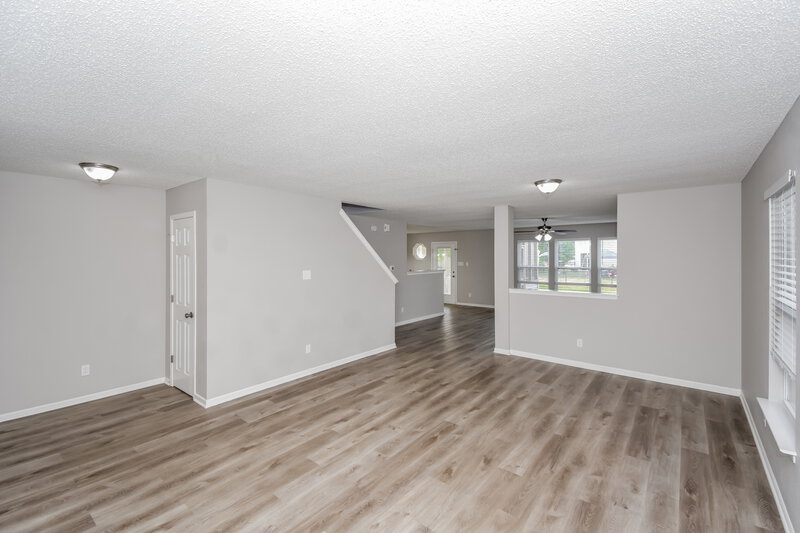 2,000/Mo, 12432 Bearsdale Dr Indianapolis, IN 46235 Living Room View 2